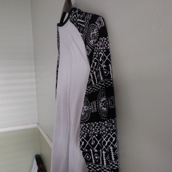 Shein Shirt Black and White w/sleeve pattern - Picture 2 of 6